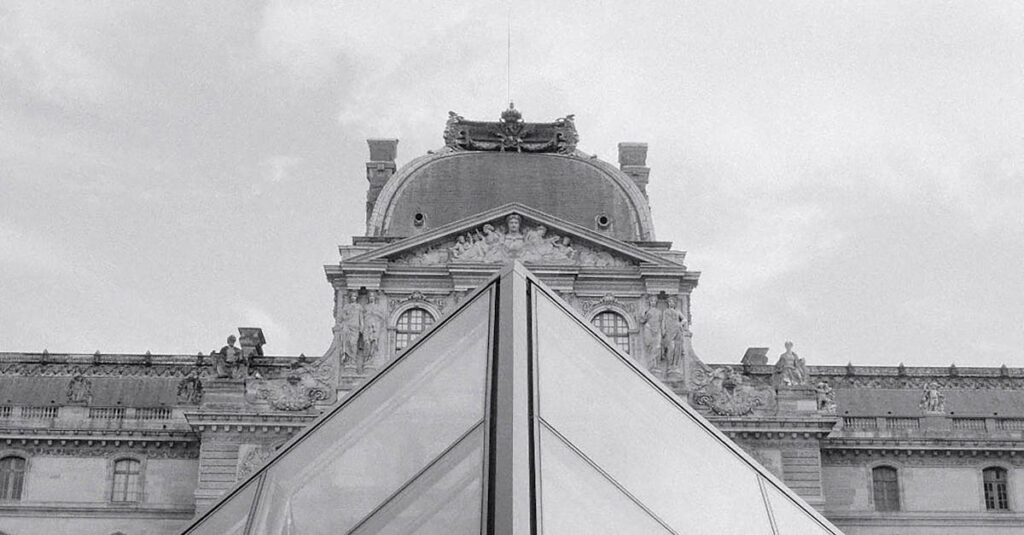 Louvre-Paris-tourists