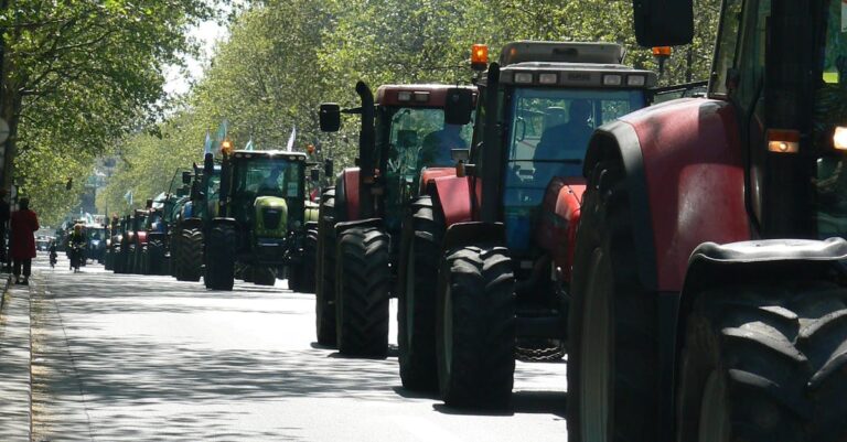 Paris-agriculture-protest-tractor