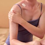 woman-applying-sunscreen