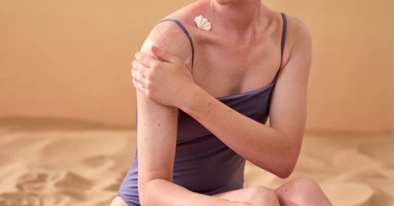 woman-applying-sunscreen