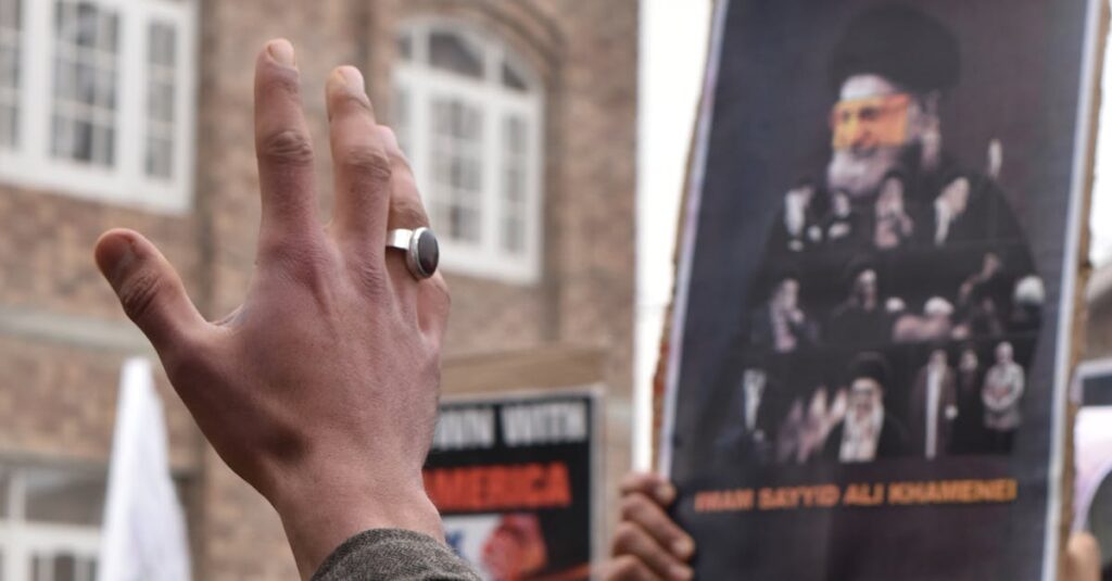 Illustration de Khamenei : l'ombre menaçante qui s'est abattue sur l'Iran Ayatollah-Khamenei-portrait