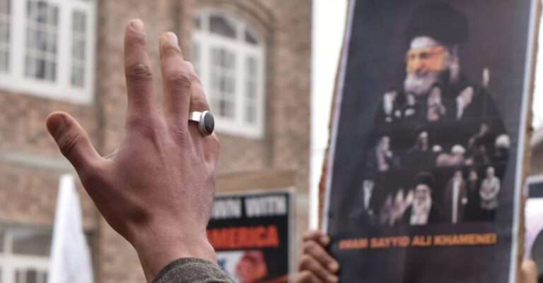 Illustration de Khamenei : l'ombre menaçante qui s'est abattue sur l'Iran Ayatollah-Khamenei-portrait