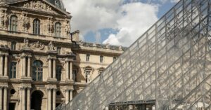 Illustration de Un nouveau revers pour le Louvre : l'Élysée impose Leribault Louvre-museum-controversy