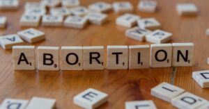 Illustration de Martine Vassal choque avec un slogan polémique Marseille-debate-controversy