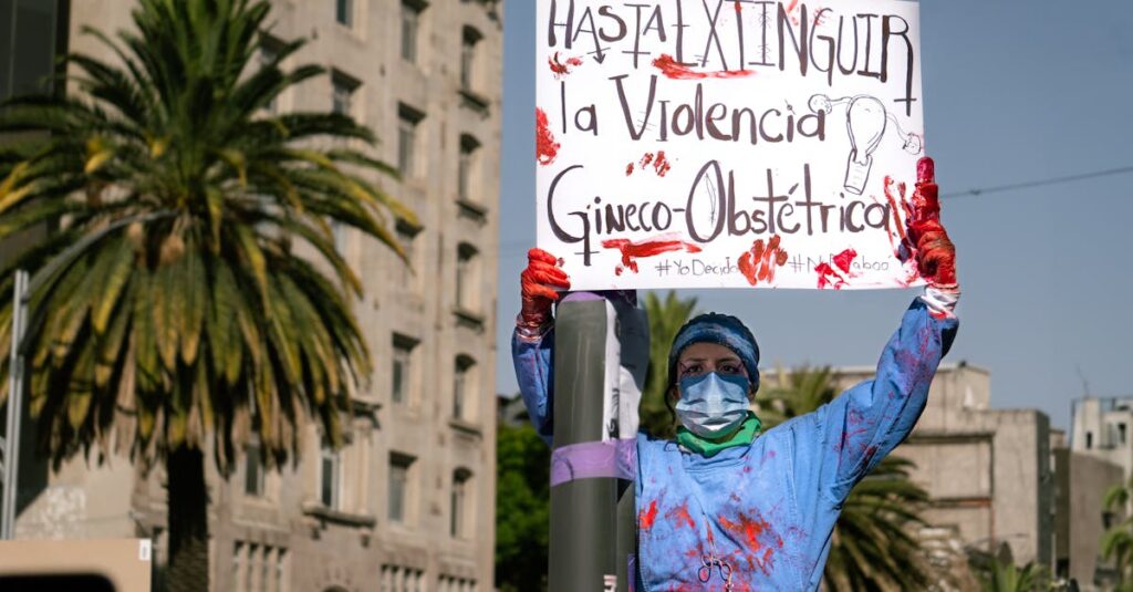 Illustration de Chaos au Mexique : la mort d'El Mencho plonge le pays dans le sang Mexico-cartel-violence