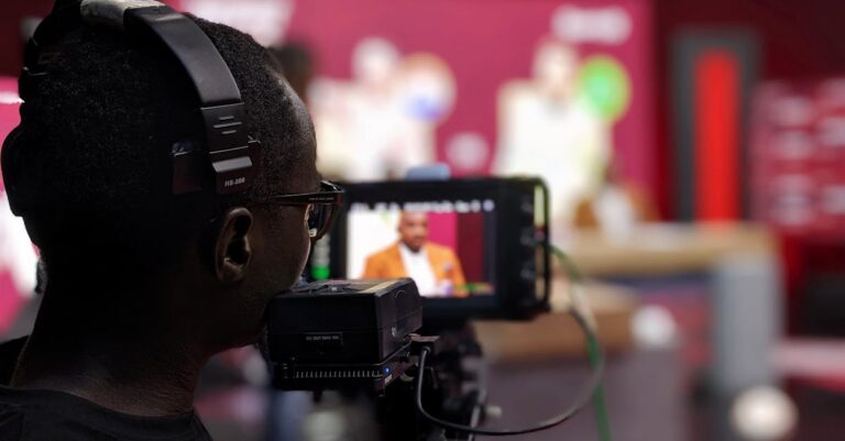 Illustration de Sonia Mabrouk : Rupture fracassante et avenir incertain chez BFMTV Sonia-Mabrouk-studio-television