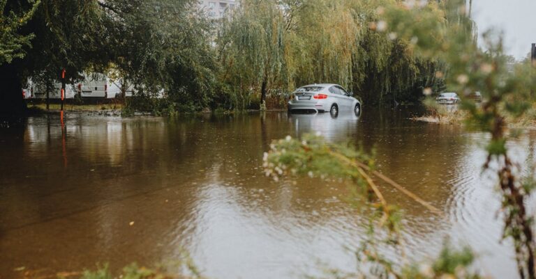 Illustration de Inondations : la lenteur du gouvernement face au désastre flooded-streets-France-1