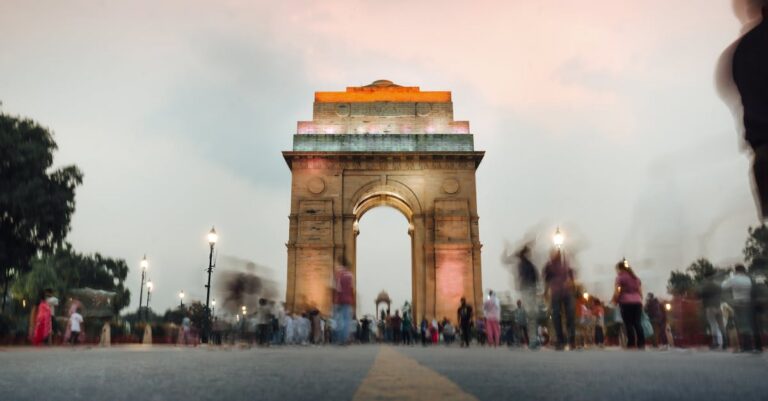 Illustration de Macron en Inde : un accueil fastueux cache des enjeux tendus macron-modi-india-politics