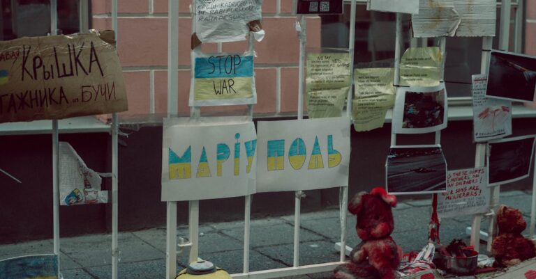 Illustration de Chamboule-tout politique : le RN, grand gagnant de la décadence des partis political-crisis-France-1