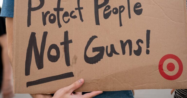 Illustration de Chaos et violence : LFI plongée dans un scandale mortel political-protest-violence-France