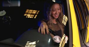 Illustration de VTC 100% féminin : une illusion de sécurité en Île-de-France ? woman-unsafe-taxi