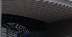 Illustration de Mercosur : Le passage en force de Bruxelles déchaîne la France Brussels-EU-building-farmers-protest