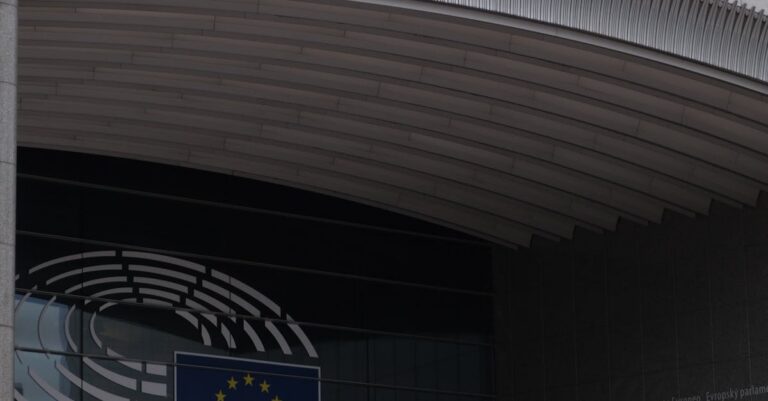 Illustration de Mercosur : Le passage en force de Bruxelles déchaîne la France Brussels-EU-building-farmers-protest