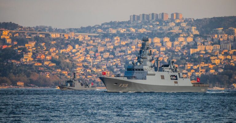 Illustration de Chaos pétrolier : la guerre d'Ormuz menace l'économie mondiale Hormuz-Strait-naval-conflict