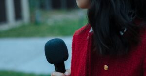 Illustration de France Télévisions sanctionne une journaliste : liberté d'expression en péril ? Journalist-microphone-controversy