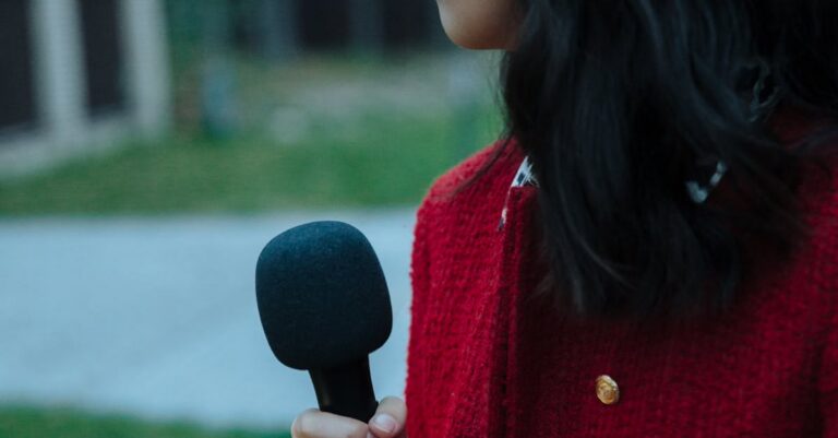 Illustration de France Télévisions sanctionne une journaliste : liberté d'expression en péril ? Journalist-microphone-controversy
