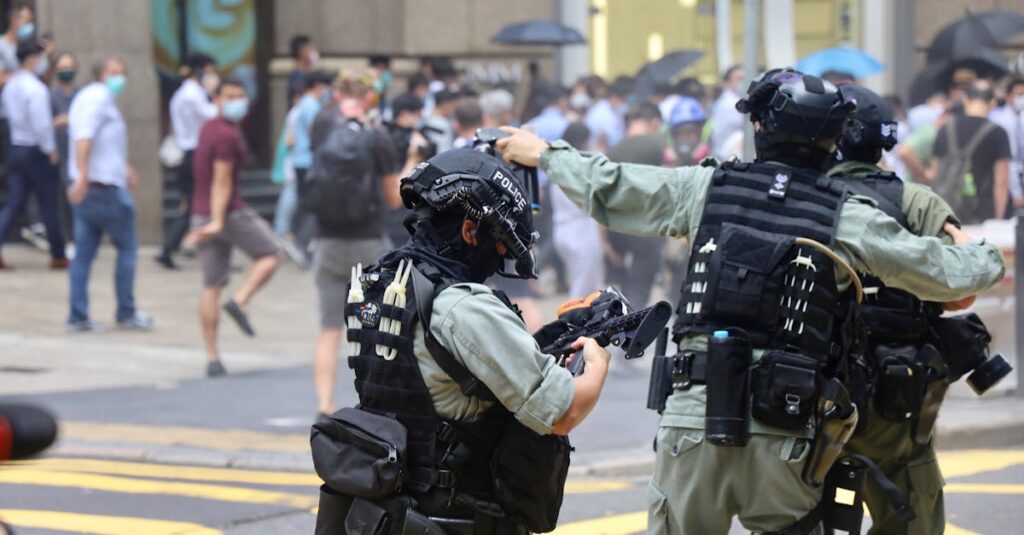 Illustration de Chaos à Marseille : Le carnaval de la Plaine sous haute tension Marseille-street-riot