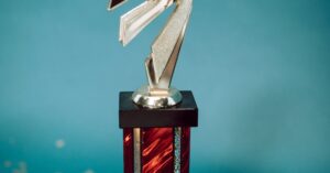 Illustration de Un maire Insoumis danse sa victoire : déroute démocratique en banlieue ? Mayor-dancing-victory-celebration