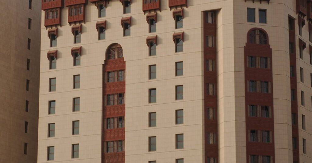 Illustration de L'Iran menace de cibler les hôtels abritant des soldats américains Middle-East-hotel-conflict