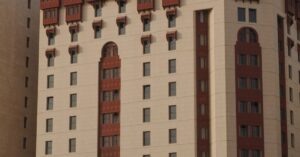 Illustration de L'Iran menace de cibler les hôtels abritant des soldats américains Middle-East-hotel-conflict