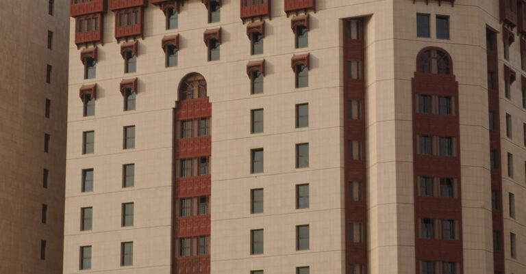 Illustration de L'Iran menace de cibler les hôtels abritant des soldats américains Middle-East-hotel-conflict