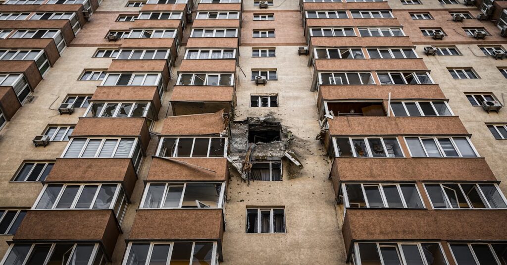 Illustration de Netanyahou: Une Victoire Sanglante et ses Conséquences Désastreuses Netanyahu-Iran-conflict-explosion