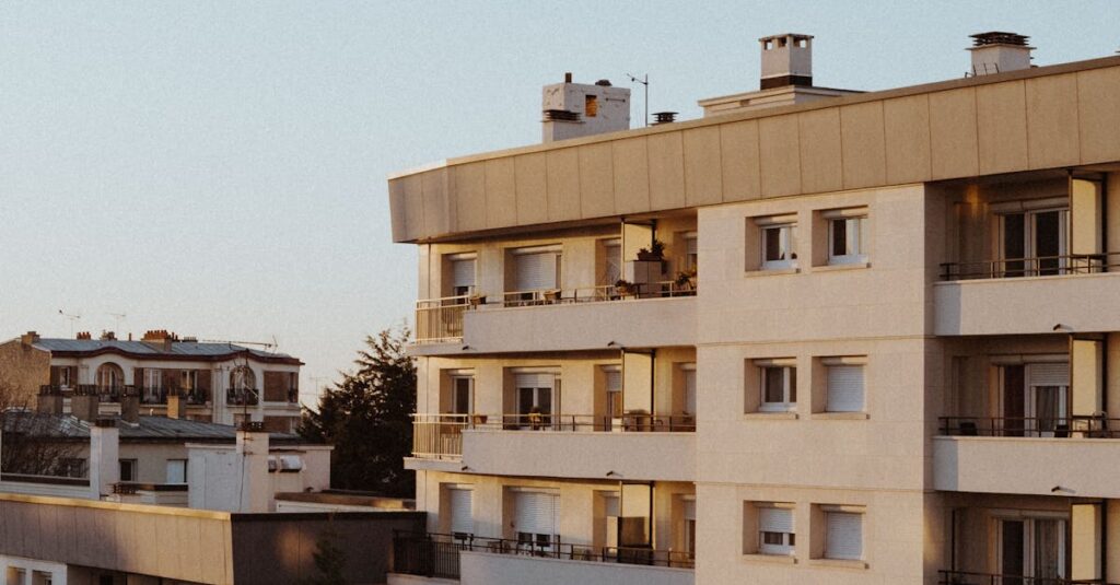 Illustration de Coup dur pour Airbnb : les copropriétés peuvent interdire la location Paris-apartment-building-debate