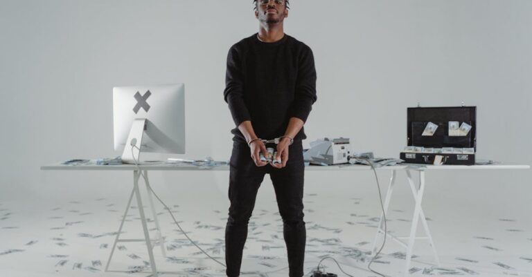 Illustration de Les fonctionnaires : une menace politique silencieuse ? government-employees-suspicion