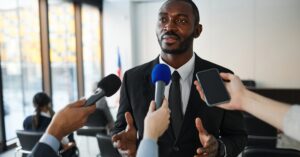 Illustration de RN sous les projecteurs: Ménagé affronte un examen crucial politician-interview-pressure