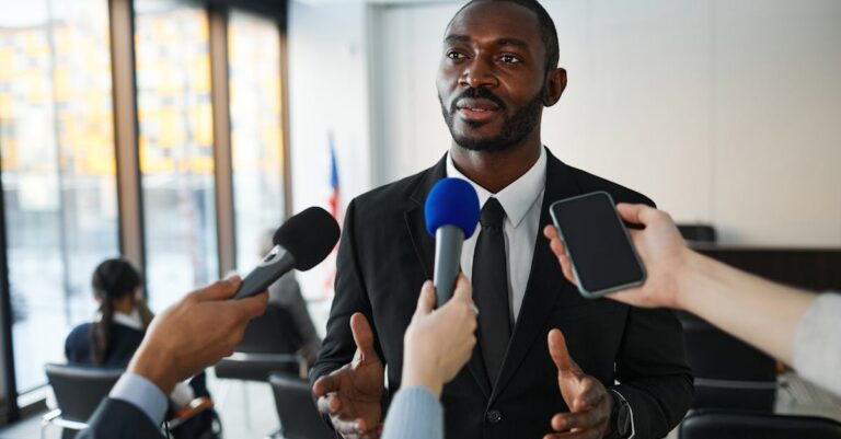 Illustration de RN sous les projecteurs: Ménagé affronte un examen crucial politician-interview-pressure