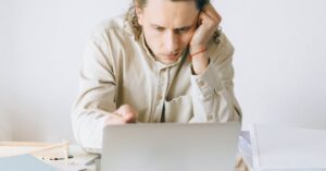 Illustration de Précarité record : les contrats courts gangrènent le marché du travail temporary-worker-frustration