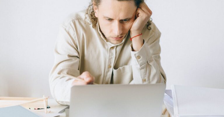 Illustration de Précarité record : les contrats courts gangrènent le marché du travail temporary-worker-frustration