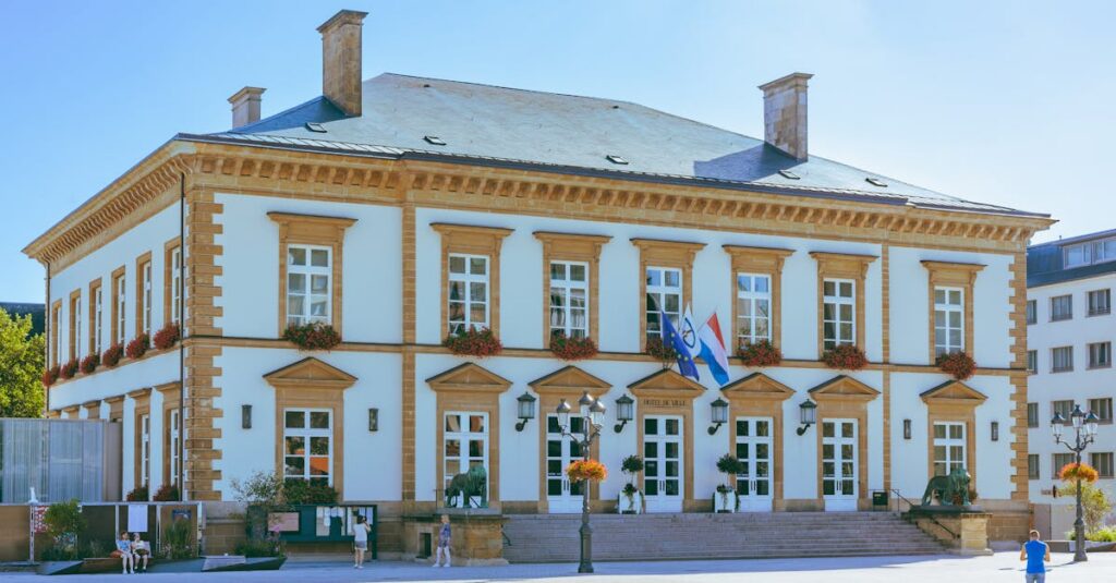 Illustration de Chute historique : Clermont-Ferrand bascule à droite Clermont-Ferrand-city-hall-1