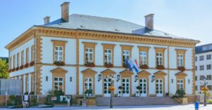 Illustration de Chute historique : Clermont-Ferrand bascule à droite Clermont-Ferrand-city-hall-1