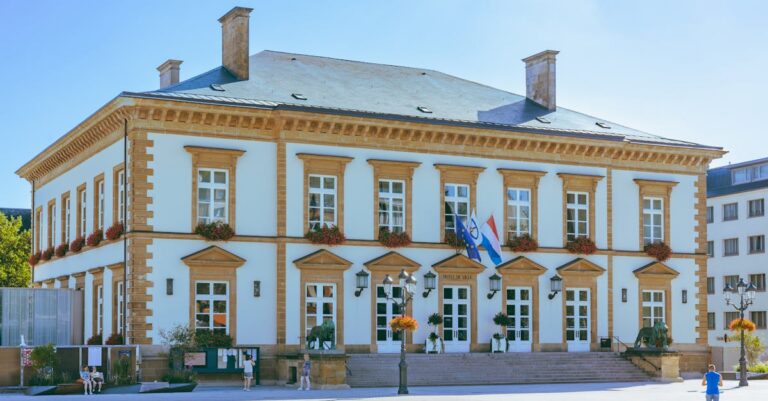 Illustration de Chute historique : Clermont-Ferrand bascule à droite Clermont-Ferrand-city-hall-1