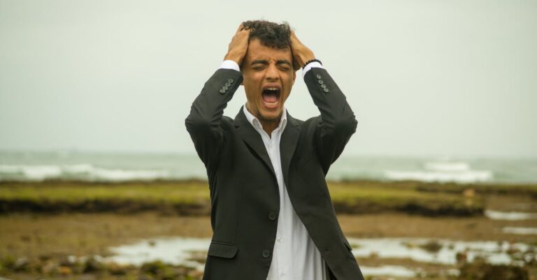 Illustration de Le fiasco iranien de Trump : quand le mépris des experts coûte cher Donald-Trump-frustrated-Iran