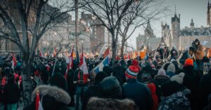 Illustration de Loi Yadan : un texte controversé menace la liberté d'expression French-Parliament-protest-against-law