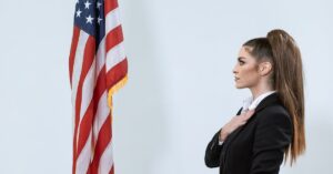 Illustration de Hauts fonctionnaires et politique : un conflit d'intérêts persistant French-politician-official