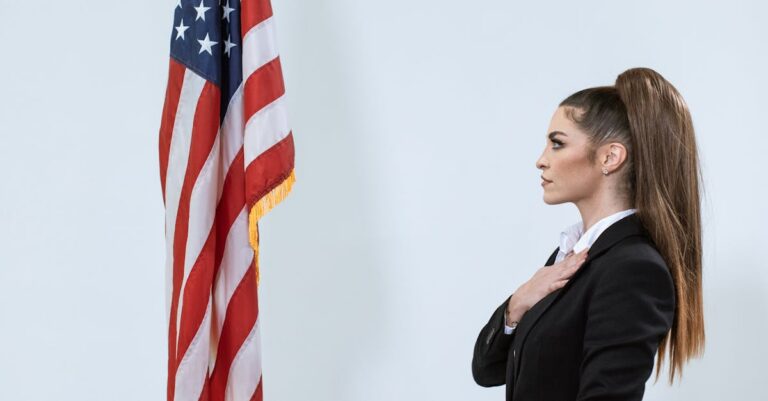 Illustration de Hauts fonctionnaires et politique : un conflit d'intérêts persistant French-politician-official