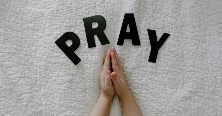 Illustration de Trump comparé au Christ : quand la spiritualité dérape Paula-White-Cain-praying-Trump