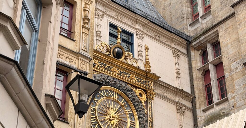 Illustration de Rouen sous le choc : un blason "islamisé" sème la discorde Rouen-coat-of-arms-desecrated