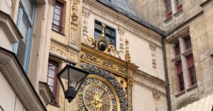 Illustration de Rouen sous le choc : un blason "islamisé" sème la discorde Rouen-coat-of-arms-desecrated