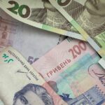 Ukrainian-and-Russian-soldiers-exchanging-prisoners