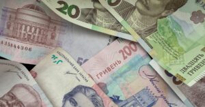 Illustration de Trêve en trompe-l'œil : l'Ukraine cède à Moscou pour Pâques Ukrainian-and-Russian-soldiers-exchanging-prisoners