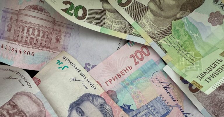 Ukrainian-and-Russian-soldiers-exchanging-prisoners