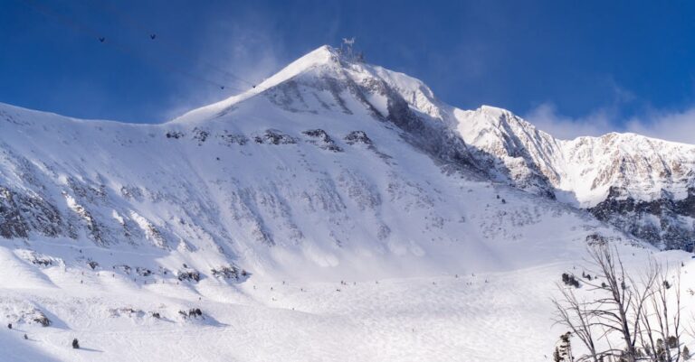 Illustration de Pyrénées : un skieur seul déclenche une avalanche mortelle avalanche-skier-alone-death