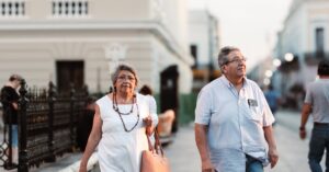 Illustration de Retraite dorée à l'étranger : une illusion amère pour les Français ? elderly-couple-abroad-1