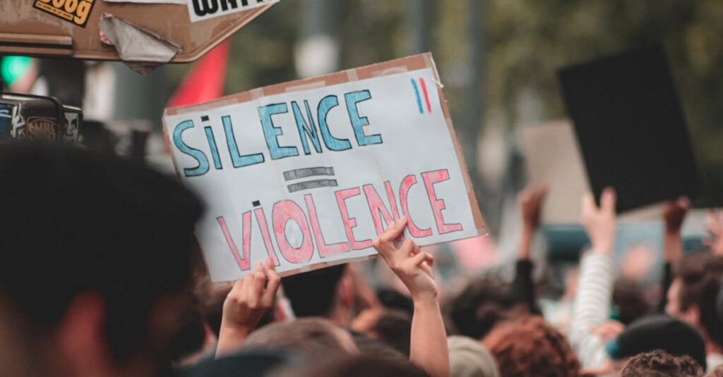 Illustration de Retour controversé : Raphaël Arnault refuse de démissionner protest-political-violence