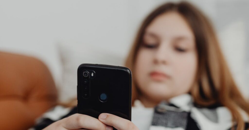 teenage-scrolling-phone