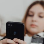 teenage-scrolling-phone